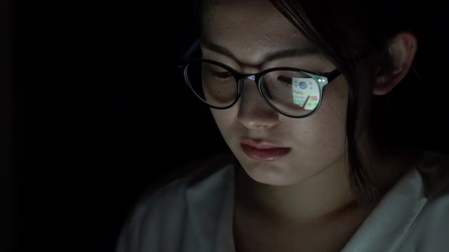 画面を見る女性