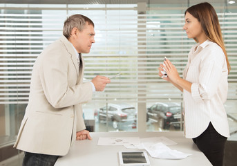 Obraz premium man and woman working in bright office classic suits and talk, solve the issues of the company