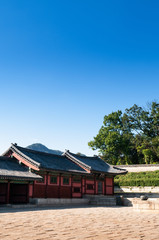 Fototapeta premium Old gate and building of Changdeokgung Palace, Seoul, South Korea