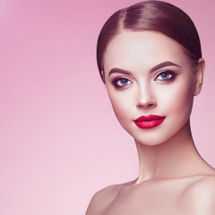 Fototapeta premium Beautiful Young Woman with Clean Fresh Skin. Perfect Makeup. Beauty Fashion. Eyelashes. Cosmetic Eyeshadow. Highlighting. Cosmetology, Beauty and Spa