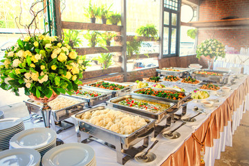 Tajska kolacja w formie bufetu na pięknie zaaranżowanym ślubie i słońcu. - 216782443