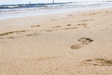 Orma piede sulla spiaggia bianca