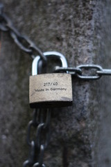 Schloss made in Germany verschlie&szlig;t eine Kette