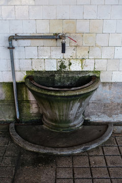 Old and slimy sink in Mercado do Bolhao - before the renovation.