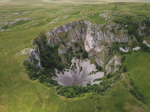 On the Kupres Polje (Kupre&scaron;ko polje) within Dinaric karst of western Bosnia and Herzegovina is a group of collapse sinkholes (collapse dolines) which are known as Japage.