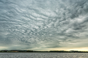 Obraz premium Strange cloud front over the lake