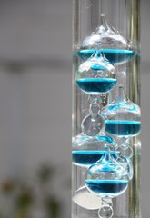 Dekoratives Thermometer auf einem Gartentisch