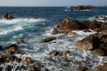 Fototapeta na wymiar Felsen und Wellen an der Costa Paradiso 
