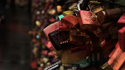 Schlösser an Hohenzollernbrücke in Köln