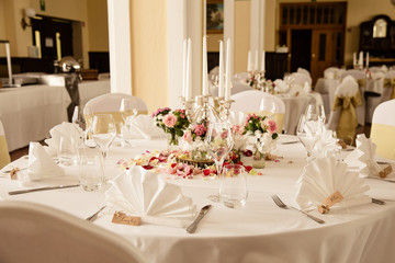 Tischdeko mit Blumen und Kerzen für Hochzeit