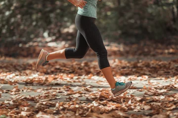 Poster Frau, die im Herbst im Freien joggt © Microgen