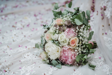 wedding flowers bride bouquet rings