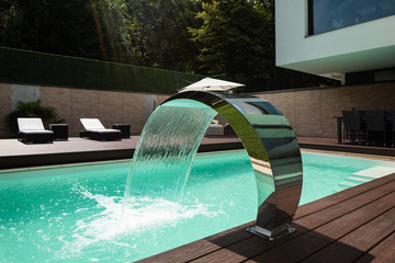 Obraz na płótnie Canvas Detail of swimming pool with fountain in modern villa.