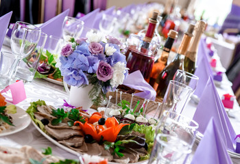 Obraz na płótnie Canvas Wedding table with appetisers and beverages
