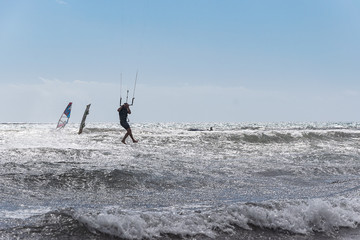 Kitesurfing ragazzo cammina sull'acqua