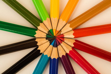 Naklejka premium colorful pencils in a cirlce