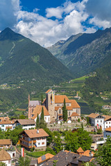 Fototapeta premium Herz-Jesu-Prozession an der Kirche von Schenna bei Meran, Südtirol