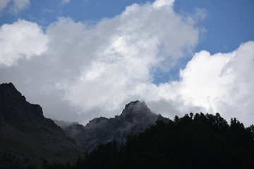 cime nuvole montagne nuvoloso temporale meteo metodologia cime rocciose alpi 