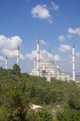 Fototapeta na wymiar Yeni büyük Çamlıca camii