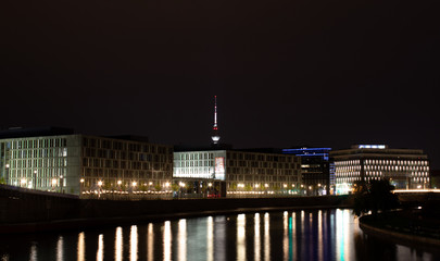 Fototapeta na wymiar Panorama über die Berliner Spree mit Spiegelungen im Wasser