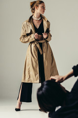 A beautiful woman posing for photographie