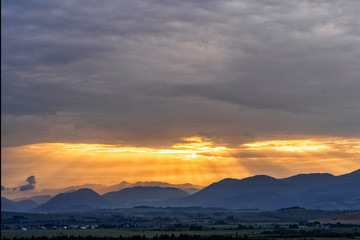 Obraz premium Mountains with last rays of setting sun during a colourful sunset.