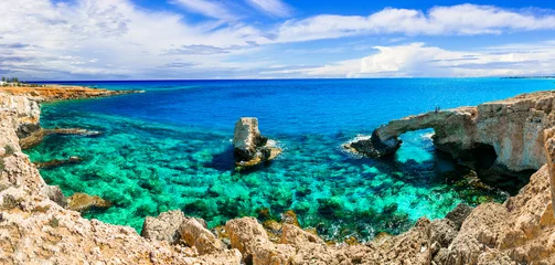 Fotobehang Prachtige natuur en kristalhelder water van Cyprus. boogbrug bij Agia Napa © Freesurf