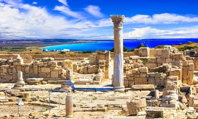 Zelfklevend Fotobehang Cyprus Antieke Cyprus - Kourion-tempel over zee