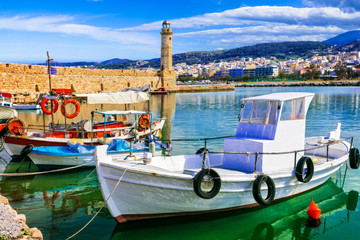 Série colorée picturale de la Grèce - Rethymnon avec le vieux phare et les bateaux de pêche, île de Crète