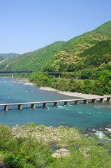 四万十川の沈下橋（bridge designed to be underwater during a flood）