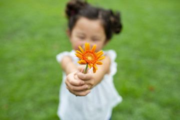 オレンジの花を差し出す女の子