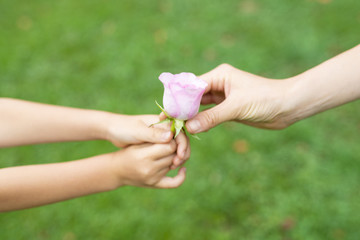 花を手渡す親子