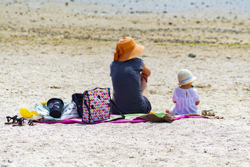 Mère et fille de dos sur une plage