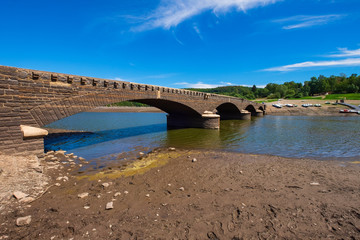 Die wieder aufgetauchte Asel-Brücke in Ederstausee bei Niedrigwasser