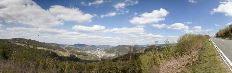 Fototapeta premium Altenhundem im Sauerland von der Hohen Bracht aus
