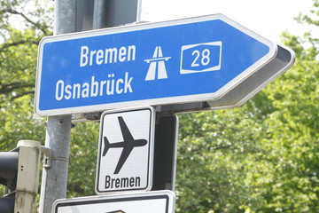Fototapeta premium Wegweiser zur Autobahn