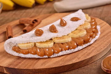 Tapioca filled with dulce de leche and banana slices