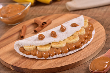Tapioca filled with dulce de leche and banana slices