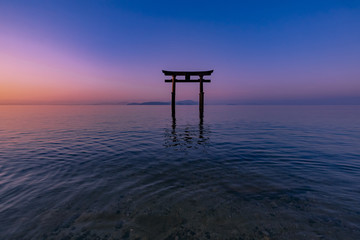 琵琶湖に浮かぶ白髭神社の鳥居