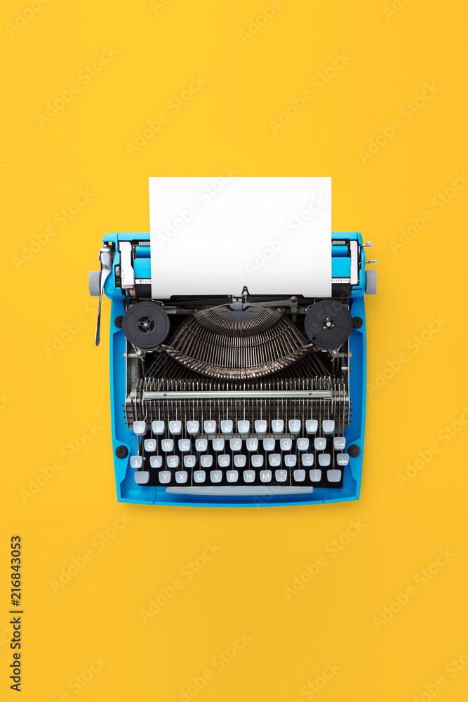 Aufkleber typewriter machine in retro style on yellow background. top view.