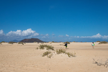 ragazzi nel deserto 