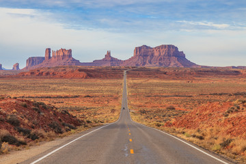 Aufnahme des Monument Valley mit gerader Straße im Vordergrund fotografiert tagsüber im Februar...