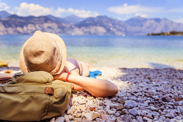 Junge Reisende Frau liegt entspannt am Strand, Textfreiraum