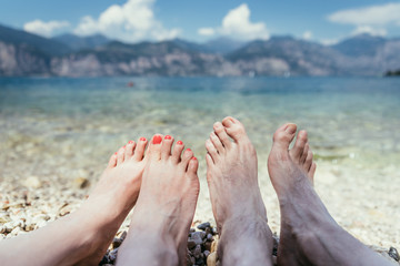 Füße einer Frau und eines Mannes am Strand, Urlaub