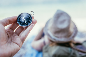 Junge Reisende liegt entspannt am Strand, Kompass