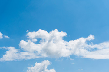 Obraz premium White cloud and blue sky in the morning