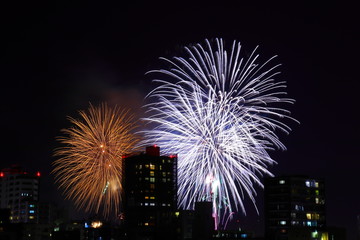 日本のお祭りでの打ち上げ花火