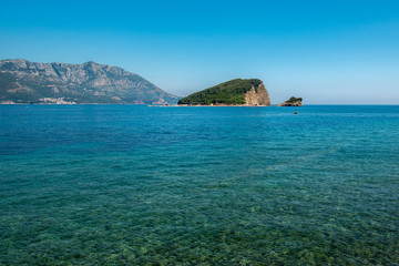 Popołudniowy widok na Morze Adriatyckie z wyspą Święty Nicholas w Budva, Czarnogóra © Kamil_k2p