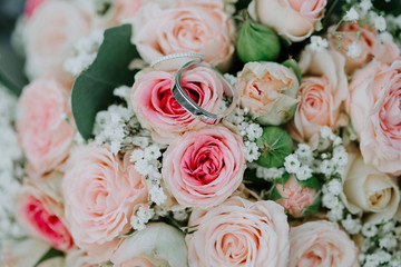 Les alliances des mariés sur les roses