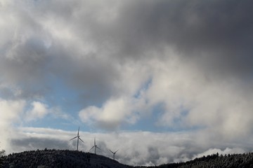 horizon d'eoliennes dans les nuages